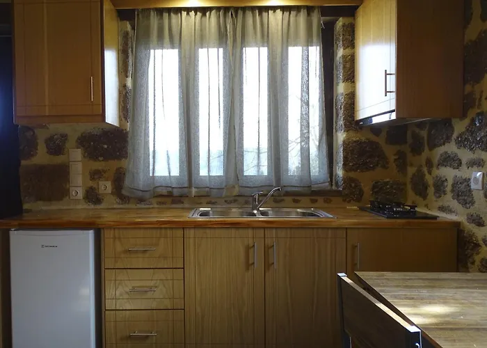 بيت للعطل γήλοφος *